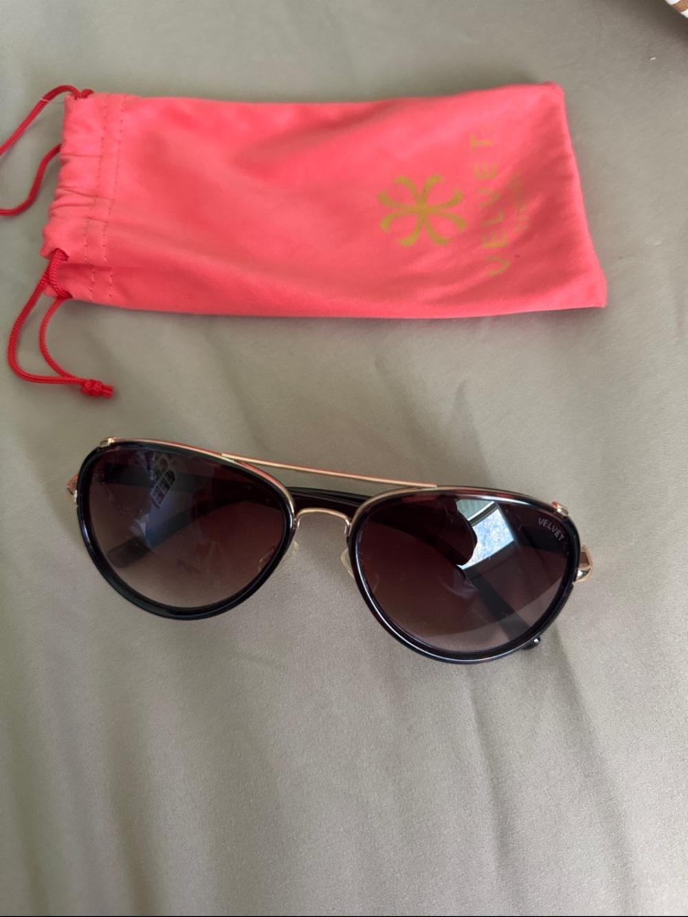 Aviator Sunglasses with Coral Pink Drawstring Pouch